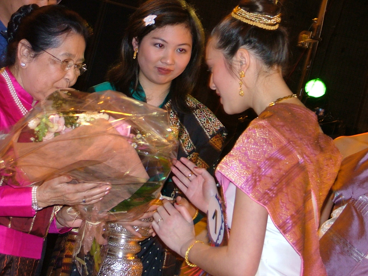 soirée fin année2006-élection miss lane-xang- lao Paris-311206 123.jpg